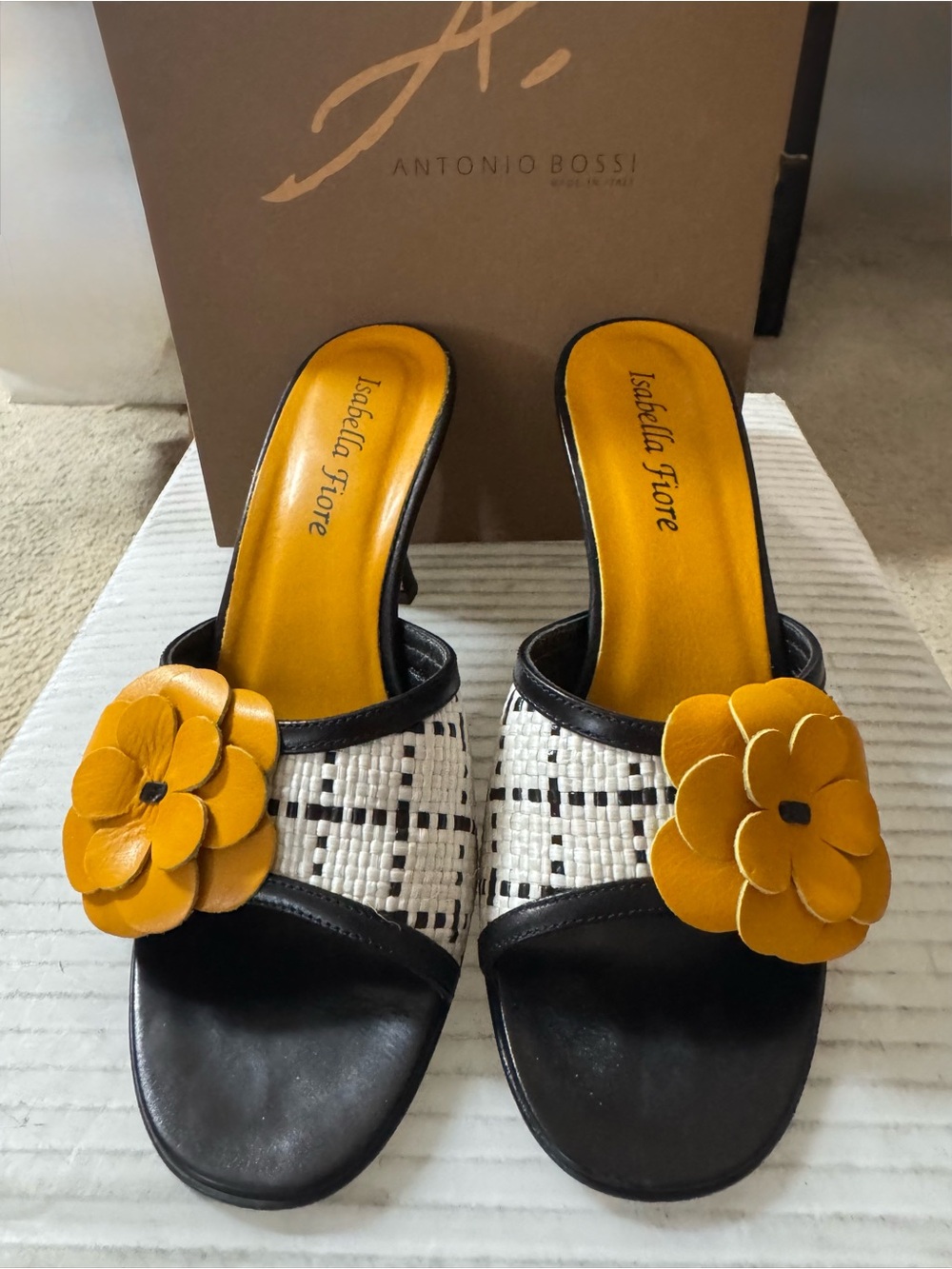 Vintage RARE Isabella Fiore Yellow Flower Slide Sandals - Pre-loved/EUC - Size 6